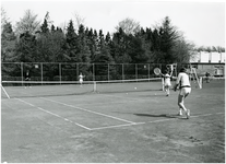 252137 Het spelen van tennis, ca. 1970