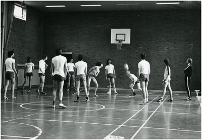 252138 Het spelen van basketbal, ca. 1980