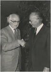 253796 Het handenschudden op de jubileumreceptie van dhr. Trouwborst, met links Eduard Joannes Mangelmans, 08-10-1982