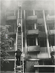 253971 Brand hotel 't Silveren Seepaerd tijdens : het beklimmen van een ladder door brandweermannen, 28-09-1971 - 00-12-1971