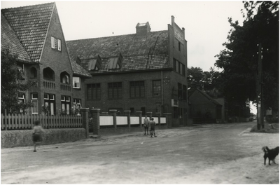 253995 Spoorstraat, met de sigarenfabriek Lord Carnarvon , 1926 - 1930