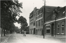 253999 Bakkerstraat met rechts sigarenfabriek Hofnar, 1920 - 1930