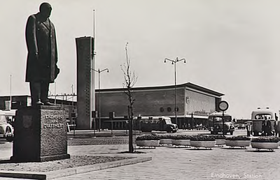 3441 Stationsplein, gezien in de richting van het station met op de voorgrond het standbeeld van Dr A.F.Philips, 1960 - 1970