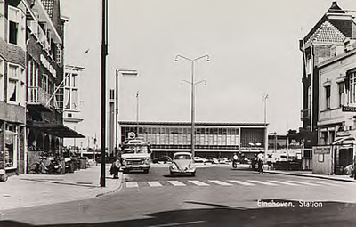 3442 Rijksmonument Stationsplein, gezien richting station met nr 22, 1960 - 1970