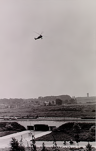 4585 Het vliegen van een helicopter boven de fietstunnel onder de rondweg, Boutenslaan, 27-07-1961