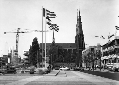 7903 Stadhuisplein, gezien richting St.Catharinakerk. Gebouwen aan Begijnhof in aanbouw, 01-10-1969