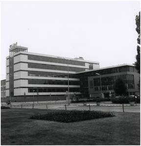 8085 Willem II sigarenfabrieken, Eindhovenseweg, op de hoek met Valkenierstraat, 1950 - 1965