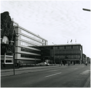 8129 Willem II sigarenfabrieken, Eindhovenseweg, gelegen op de hoek met de Valkenierstraat, 1955 - 1965