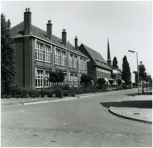 8156 Oranje Nassaustraat, met links de Mariaschool, 1955 - 1965