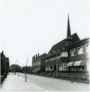 8201 Oranje Nassaustraat, met de de Mariaschool op nr 10, 1955 - 1965
