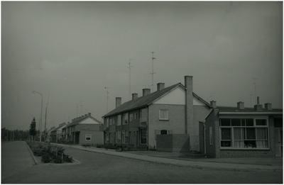 8216 Kempische Baan, met rechts een bejaardenwoning, 1955 - 1965
