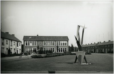 8230 Bonifaciusstraat, met de St. Willibrordusschool. Op de voorgrond een plantsoen met sculptuur, 1955 - 1965