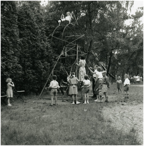 8238 Het spelen bij een mini-reuzenrad in de speeltuin, 1955 - 1965