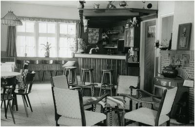 8275 Gelagkamer van cafe-restaurant De Twee Zalmen, met rechts een kolenkachel met kolenkit, 1955 - 1965