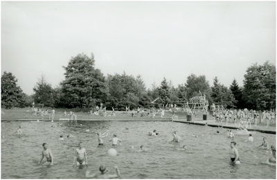 8276 Zwemmen in zwembad De Oase, 1955 - 1965