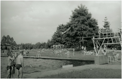 8277 Zwemmen in zwembad De Oase, 1955 - 1965