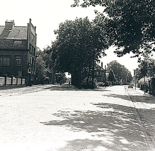 8288 Karel Mollenstraat Noord, met links de sigarenfabriek van de Gebroeders Jeurissen, 1920 - 1940