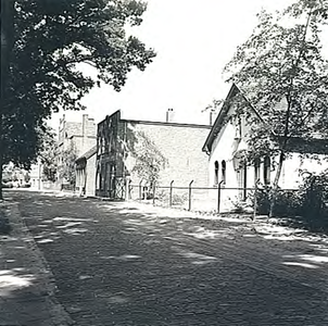 8289 Karel Mollenstraat Noord, op de achtergrond de sigarenfabriek van de Gebroeders Jeurissen, 1955 - 1965