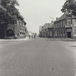 8298 Eindhovenseweg, met links sociëteit Concordia en rechts hotel Riche. Gezien vanaf de Markt, 1955 - 1965