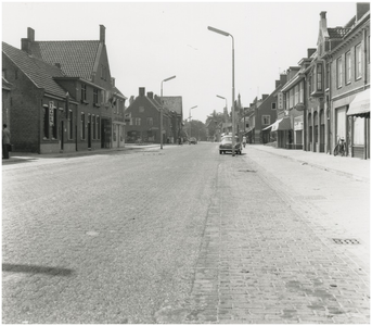 8302 Eindhovenseweg, gezien vanaf de Corridor, met links een sigarenwinkel, rechts de Bata winkel en Meubelzaak ...