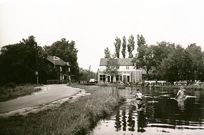 8312 Kanovaren bij de Venbergse watermolen, 1955 - 1965