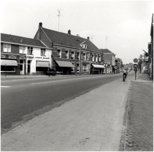 8333 Luikerweg, met links op de voorgrond een filiaal van Emco Lederwaren, 1955 - 1965