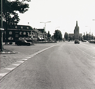 8340 Markt, met links het gemeentehuis en op de achtergrond de Sint Nicolaaskerk, 1955 - 1965