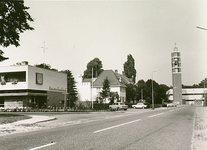 11679 Burgemeester Magneestraat, met links de Boerenleenbank en rechts de R.K.-kerk, 31-08-1967