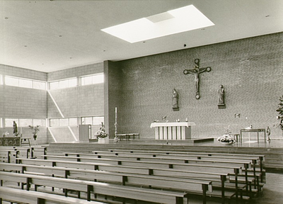 11703 Hoofdaltaar van de R.K.-kerk St.Petrus Banden, 08-05-1968 - 08-05-1969