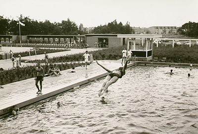 11740 Zwemmen in zwembad De Smagtenbogt, 20-06-1966