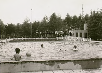 11744 Zwemmen in zwembad De Smagtenbogt, 20-06-1966