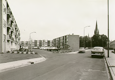 11805 De Root: rechts op de achtergrond de R.K. kerk, 16-06-1966