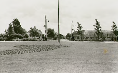 11843 Stationsplein, met groenvoorziening en spoorwegovergang, 21-06-1963