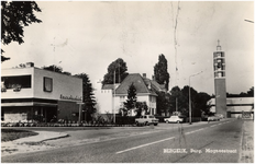 11907 Burgemeester Magneestraat, met links de Boerenleen Bank, 1960 - 1970