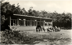11945 Het spelen door kinderen bij Kamphuis De Schietbaan, 27-05-1927