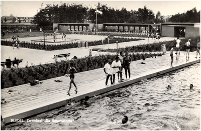 11973 Zwemmen in zwembad De Smagtenbocht, 1960 - 1970