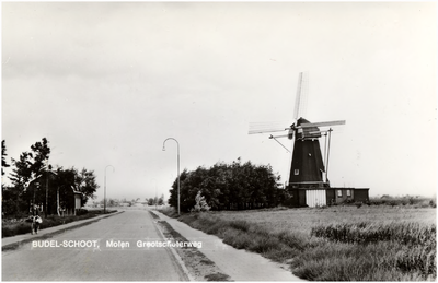 12035 Grootschoterweg, met rechts de molen Janzona op nr 17 , 21-06-1963
