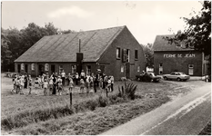 12238 Spelende kinderen in een cirkel bij groepsaccomodatie Ferme de Jean, 1960 - 1970