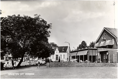 12415 Jan Smuldersstraat, rechts café zaal De Gouden Leeuw en op de achtergrond het oude gemeentehuis, 1960 - 1970
