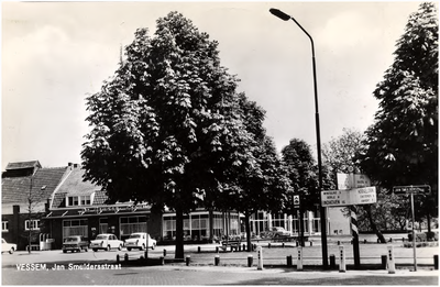 12426 Jan Smuldersstraat, met Hotel de Gouden Leeuw op nr. 24, 1960 - 1970