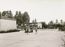 13010 Spelen op de speelplaats van RK-kleuterschool Kempenbloesem , 21-09-1966