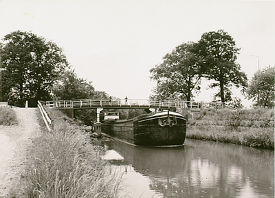 13036 Eindhovenskanaal ter hoogte van de Hulsterbrug, met binnenvaartschip, 1965 - 1970