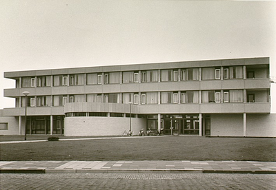 13041 Klooster van de Zusters van Liefde van Schijndel naast de verpleegstersflat van het St. Annaziekenhuis, 13-09-1968