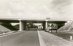 13046 Viaduct de Barrier in de A67 (1963) in de richting van de R.K. -kerk, Bogardeind, 08-05-1964