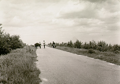13061 Ontmoeting tussen de bereiders van een menwagen en een fietser met gamel, 02-06-1969
