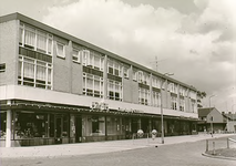 13107 Wielewaal, met het Winkelcentrum met slagerij van Zeeland, 10-05-1968