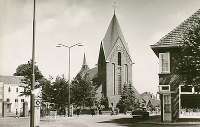 13110 Jan Deckersstraat, gezien vanuit de 'Nieuwendijk', met de R.K.-kerk St. Martinus , 1958