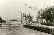 13163 Oude provincialeweg, met links de Volkswagen-garage Van de Ven, 21-05-1965