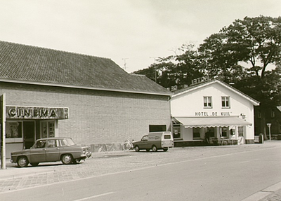 13173 Provincialeweg, met links de Cinema-bioscoop en rechts hotel De Kuil, 21-09-1966