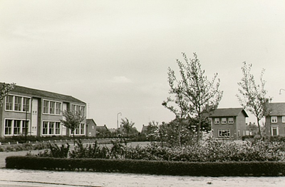 13204 Marijkeplein, met links de gymzaal op nr. 3, 20-05-1964